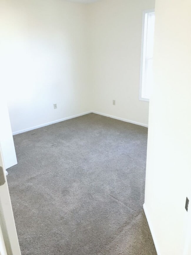 Building Photo - Move-In Ready 3BR 2.5bathroomTownhome – Yard  *OPEN HOUSE July 5, 26 1PM-2PM *
