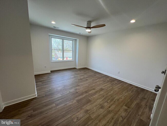 Building Photo - 352 W 11th St