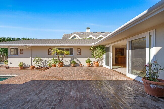 Building Photo - 14972 Camarosa Dr