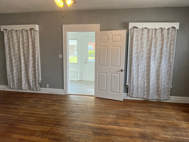 Building Photo - 2409 Hilton Ave