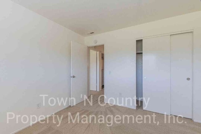 Building Photo - 3 Bedroom, 2 Bath Creekside Condo Available Now!