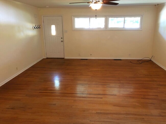 Building Photo - Lawn Care Provided!! 4 Bed, 2 Bath, Double...