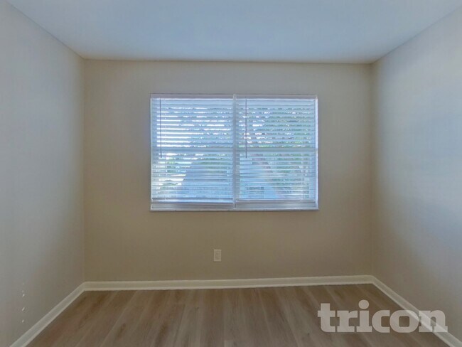 Building Photo - 2063 Los Lomas Dr