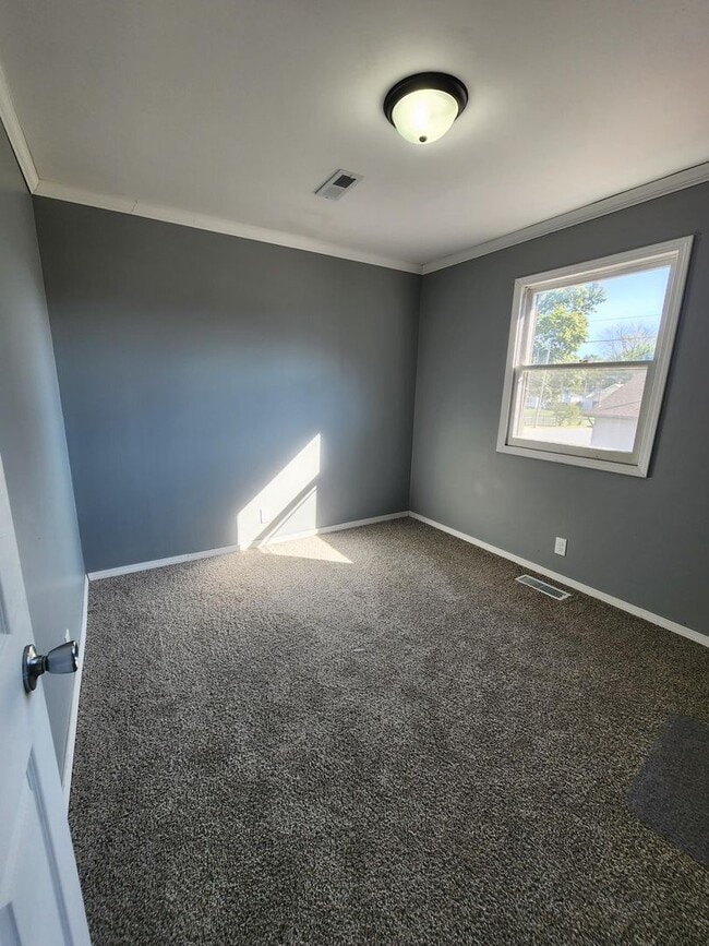 Building Photo - Large office space on East DeYoung, Marion.