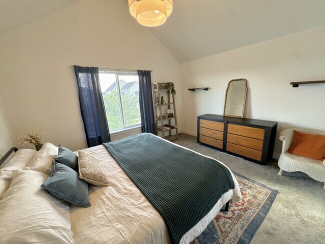 Building Photo - 3bd/2.5ba Paired Home in Trailside w/ side yard