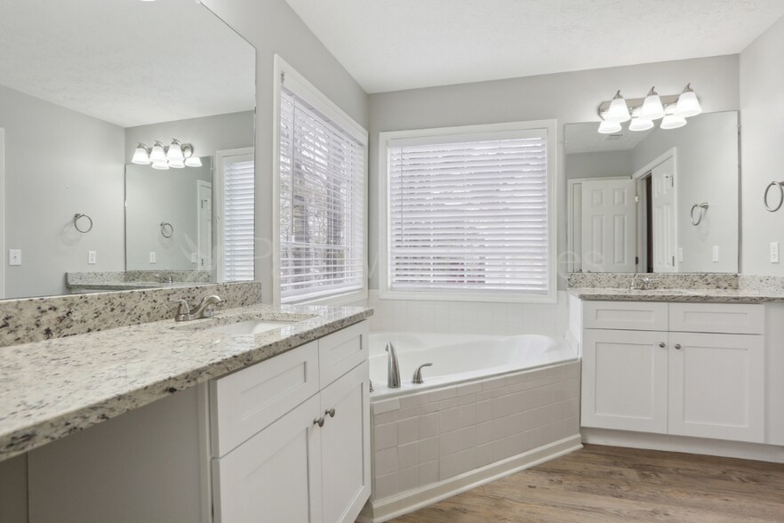 Building Photo - 551 Oak Vista Ct