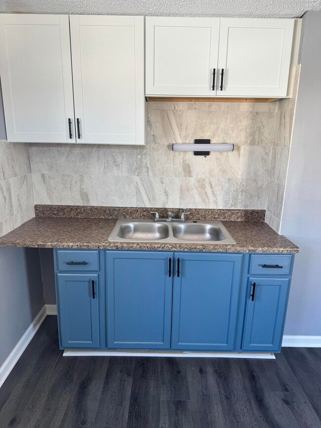 Building Photo - 1802 W Keefe Ave