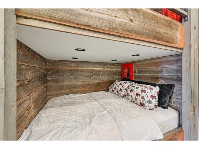 Building Photo - 718 N Washington Ave