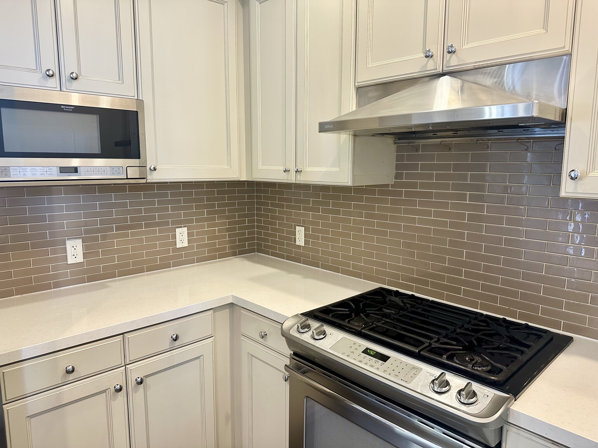 Building Photo - 1625 Granville Ave