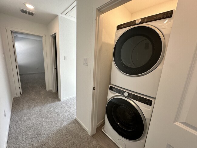 Building Photo - 833 Sandhill Crane Ln