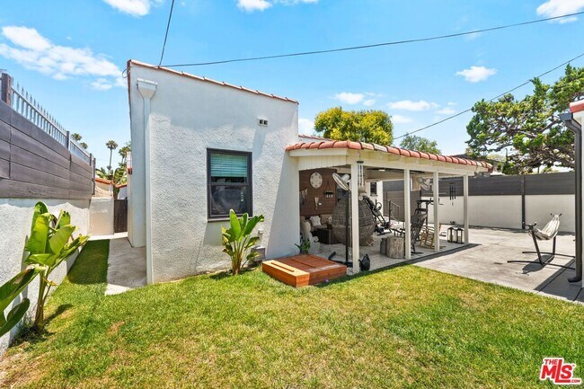 Building Photo - 3871 Roxton Ave