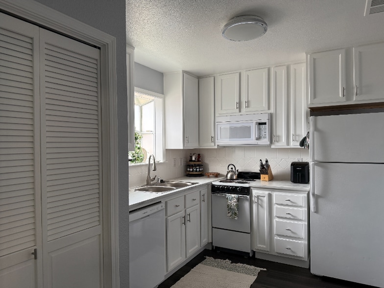 Building Photo - 8907 Amerigo Ave