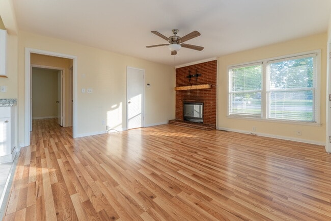 Building Photo - Donelson 3 Bedroom 2 Bath Apartment in Duplex