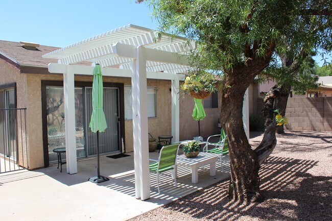 Building Photo - South Scottsdale Home with garage and priv...