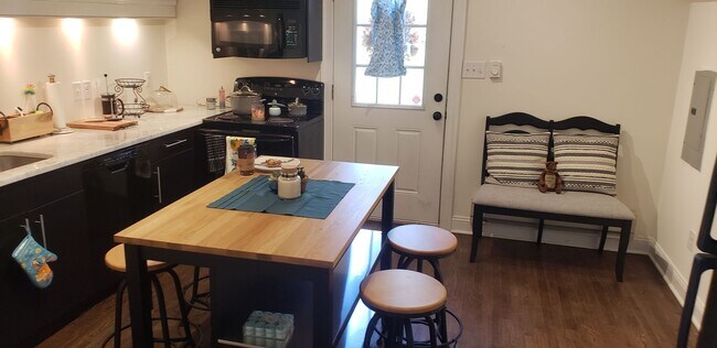 Building Photo - Luxurious 1 Bed / 1 Bath Haven with a Serene Deck & Elegant Hardwood Floors - Prime Location in V...