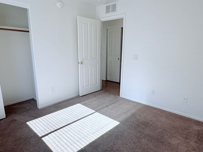 Building Photo - 3-bedroom, 2-bathroom home with walled bac...