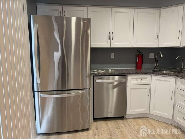 Building Photo - 2 Mochen Ct