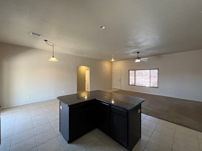Building Photo - POOL HOME IN ESTRELLA!