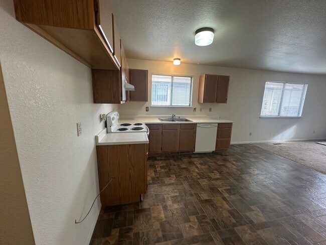 Building Photo - 2 Bedroom Unit for Rent