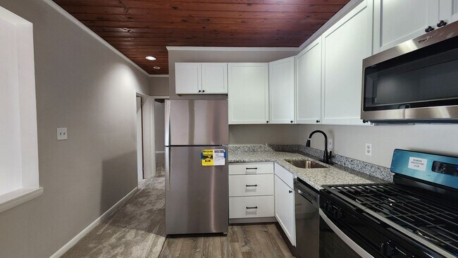 Building Photo - Completely Remodeled 2/2 Condo