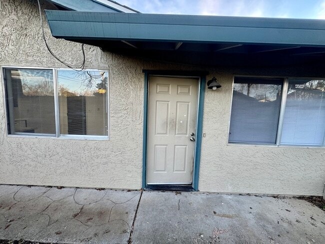 Building Photo - Charming & Cozy Duplex ? 2 Bedroom, 1 Bathroom for Rent!