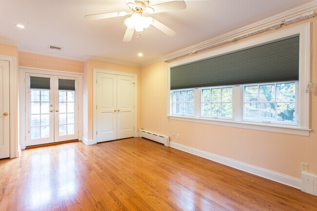 Building Photo - 161 Greenway S