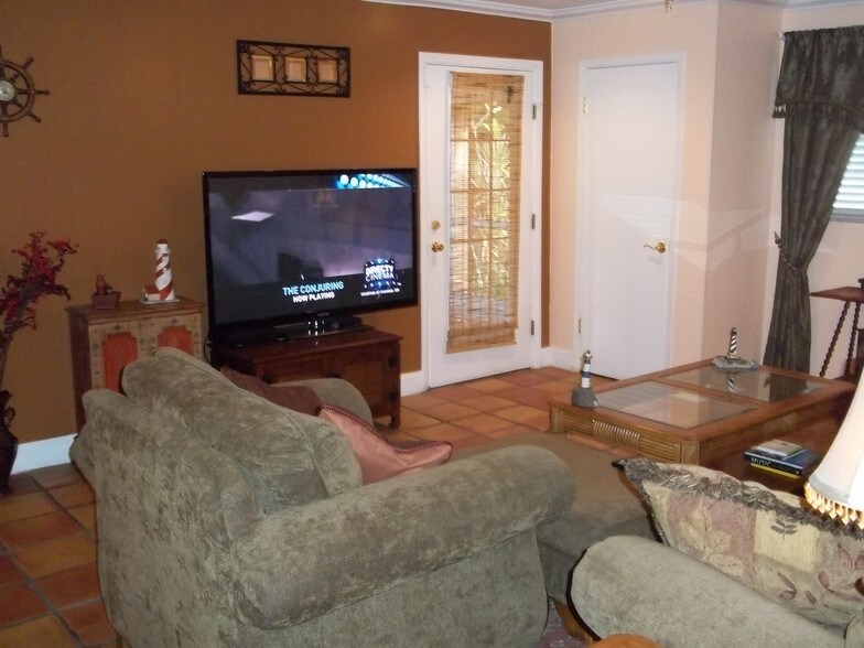 entrance door - 1475 Curlew Ave