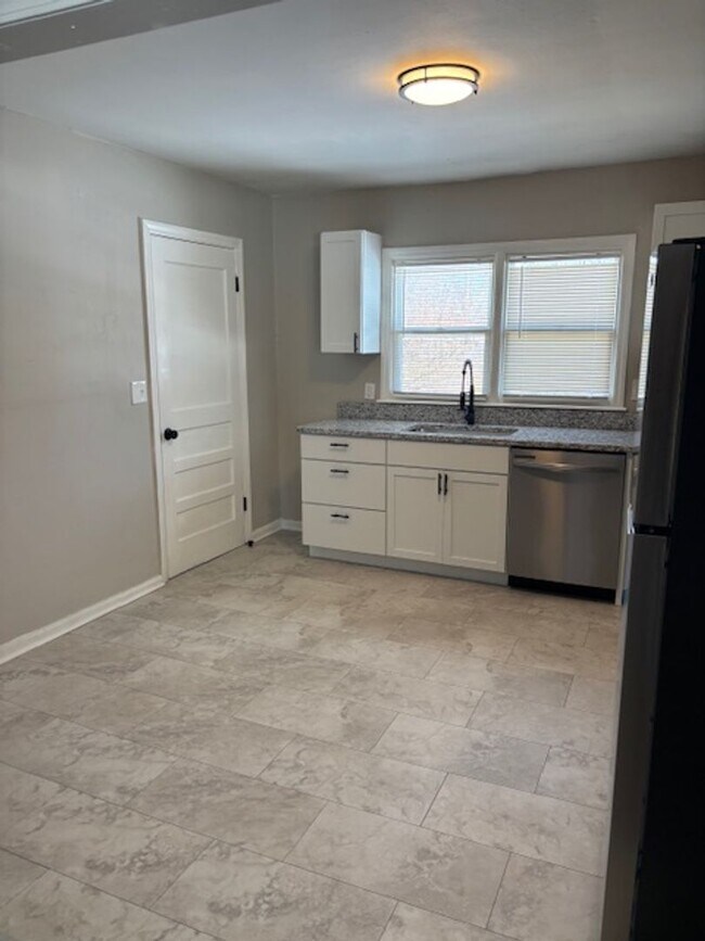 Building Photo - 3 Bedroom, 1 Bathroom in Kansas City