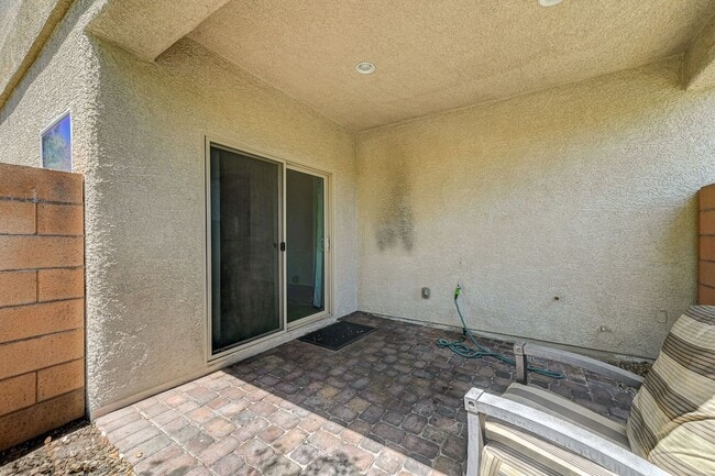 Building Photo - Adorable three bedroom in incredible SW location! Solar panels!