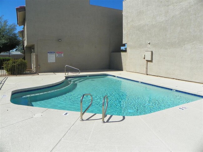 Building Photo - 3 Bedroom Townhome - Small Private Patio- ...