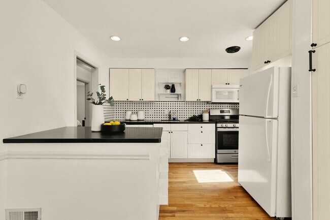 Building Photo - 3111 63rd Pl