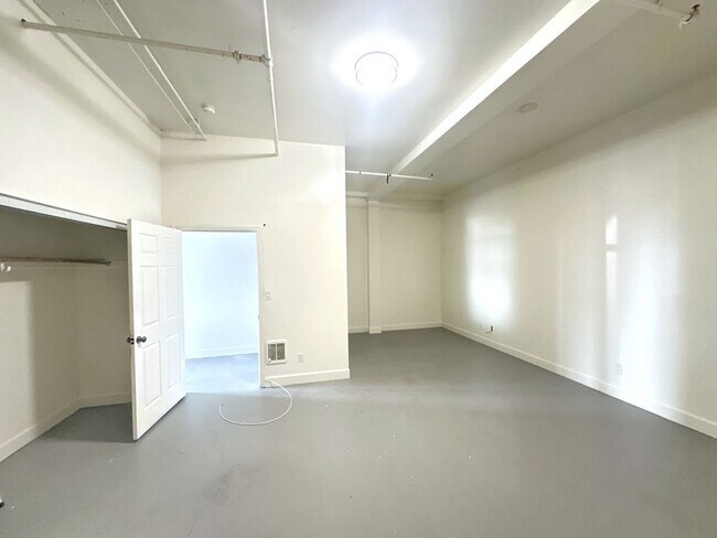 Building Photo - Chapman