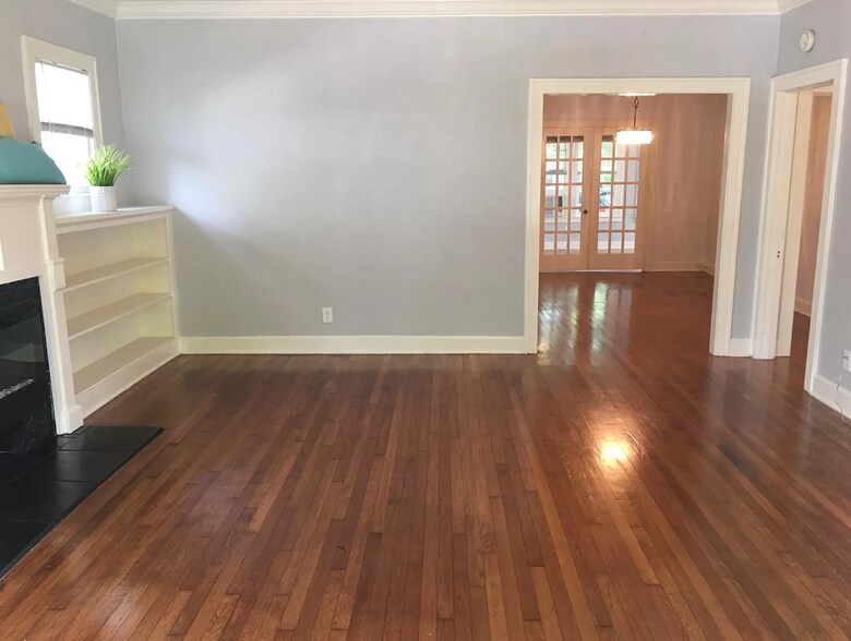 Living Room - 123 E Norwood Ct