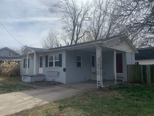 Building Photo - Charming Two Bedroom Downtown Springdale -