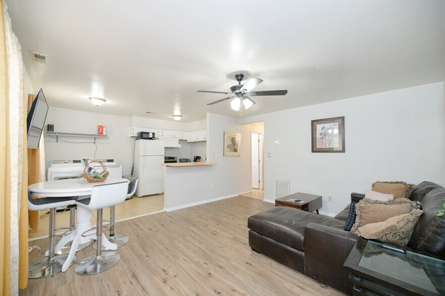 Building Photo - 834 C Ave