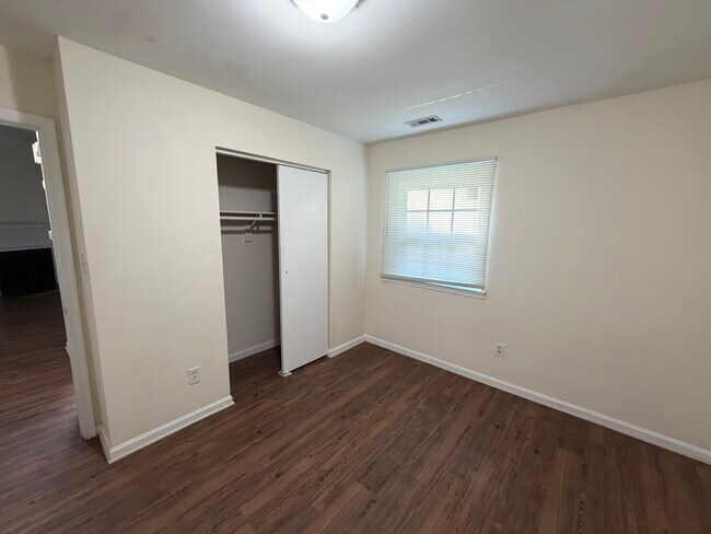 Building Photo - 4832 Hollenden Dr