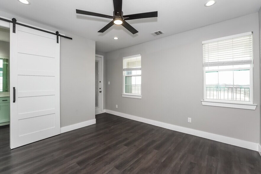 Building Photo - 7153 9th Hole Dr