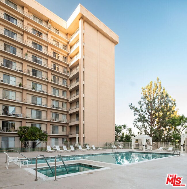 Building Photo - 100 S Doheny Dr