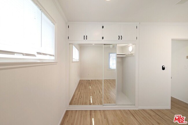 Building Photo - 729 9th St