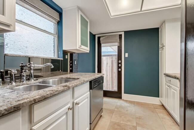 Building Photo - 10205 Regal Oaks Dr