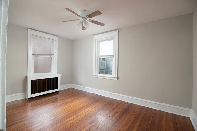 Building Photo - ? ? ? UPDATED 3 BEDROOMS & 1.5 BATH HOME L...