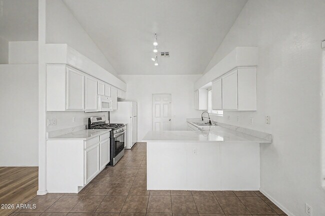 Building Photo - 930 E Harwell Rd