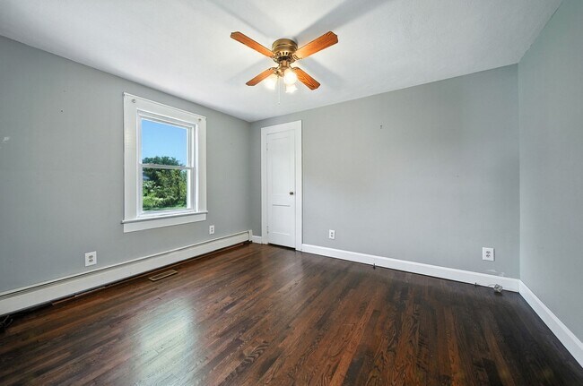 Building Photo - Charming 1950s 3 bed /2 bath Bungalow on S...