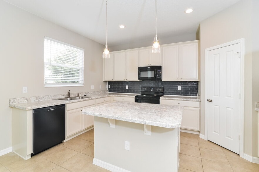 Building Photo - 3231 Bayou Ln