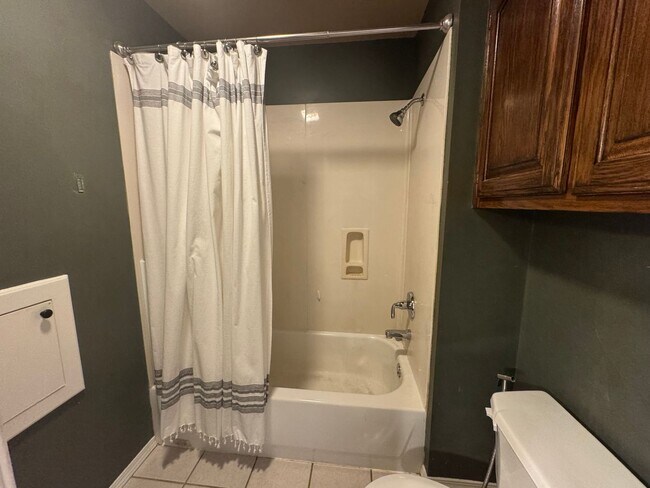 Building Photo - BIXBY - 4 Bedroom, 2.5 baths, 2 car garage...