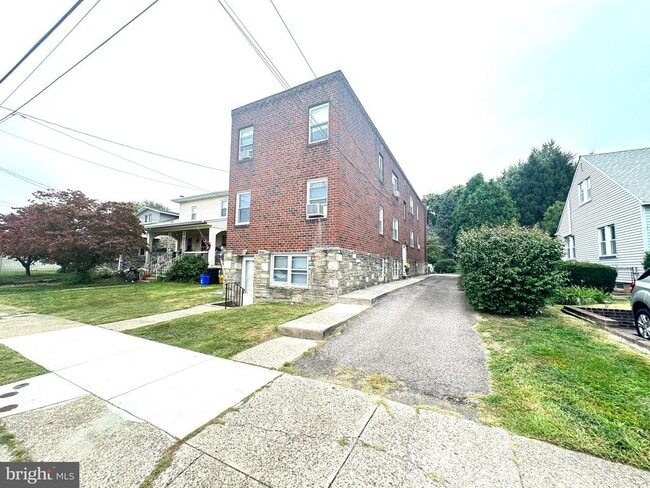 Primary Photo - 7712-14 Watson St