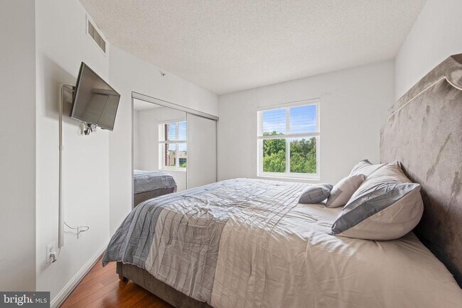 Building Photo - 3101 N Hampton Dr