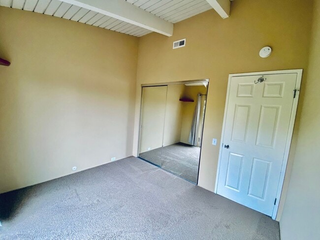Building Photo - Spacious 2-Story Townhome near the Beach!
