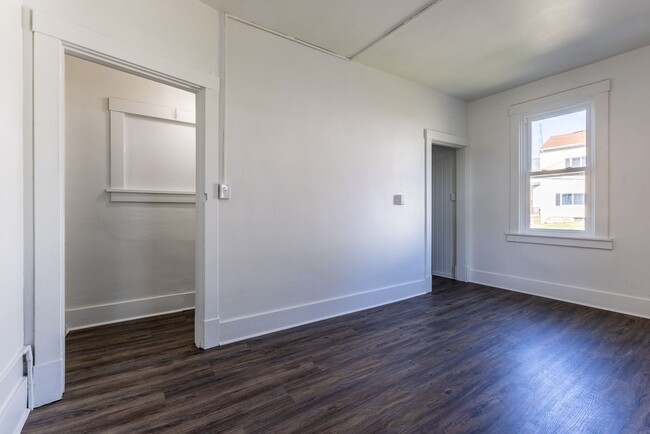 Building Photo - 747 E Warrington Ave
