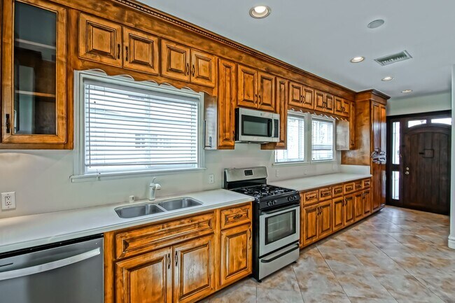 Building Photo - 15624 Sombra Ave